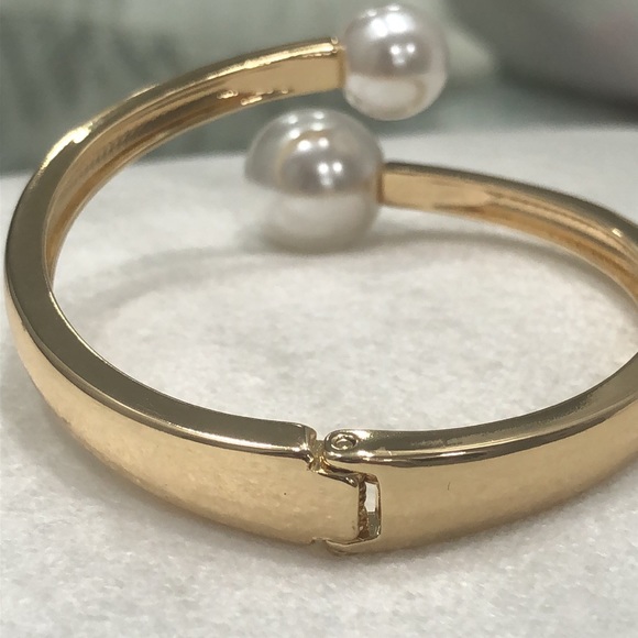 🎉Host Pick!🎉NEW! Faux pearl and gold twist accent bracelet - Picture 7 of 9